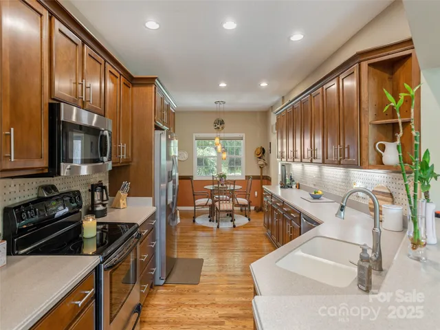 $609,900 | 31 Headwater Drive, Hendersonville, NC 28739