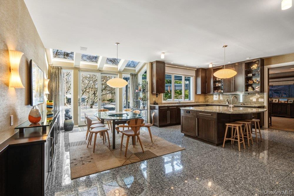 8 Forest Court Syosset, NY 11791 - Photo 11 of 40