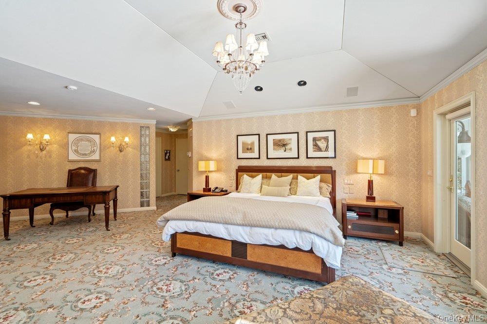 8 Forest Court Syosset, NY 11791 - Photo 15 of 40