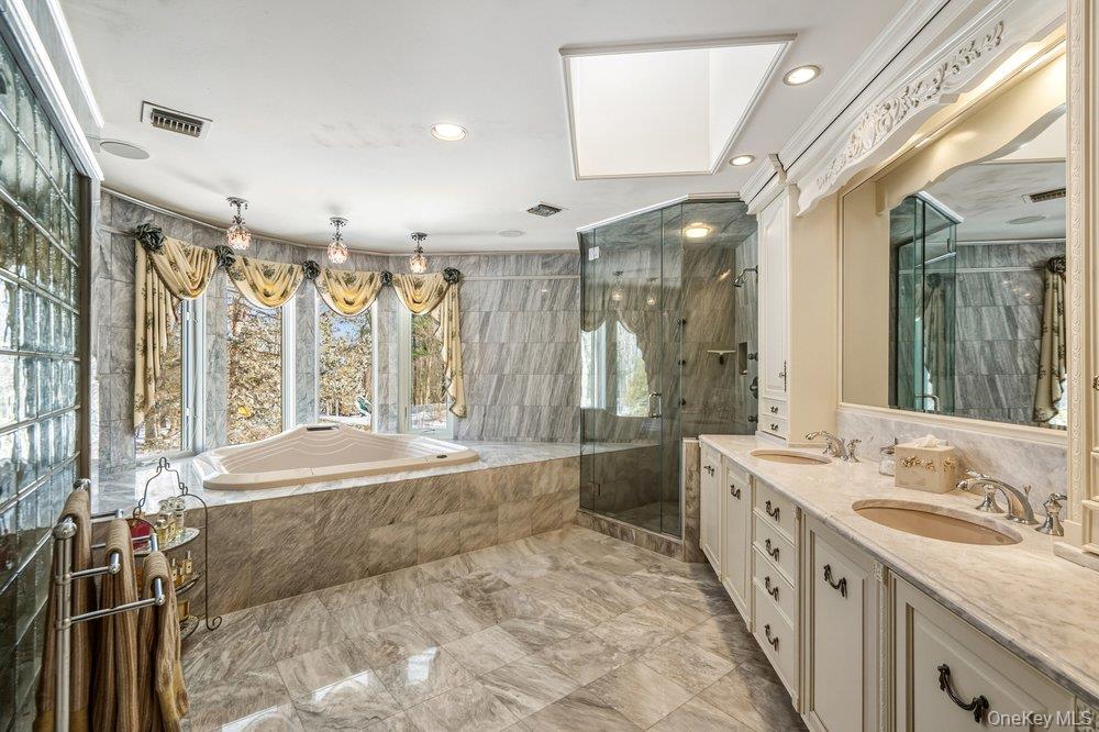 8 Forest Court Syosset, NY 11791 - Photo 17 of 40 View of primary full bath