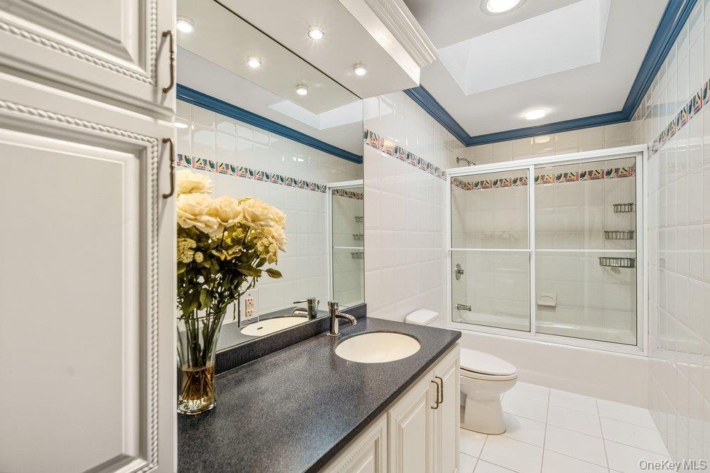 8 Forest Court Syosset, NY 11791 - Photo 22 of 40 View of full bath on second level