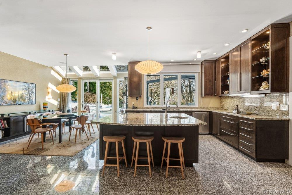 8 Forest Court Syosset, NY 11791 - Photo 9 of 40 View of Expansive eat-in kitchen