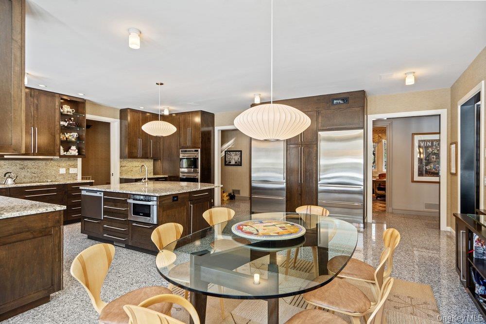 8 Forest Court Syosset, NY 11791 - Photo 10 of 40