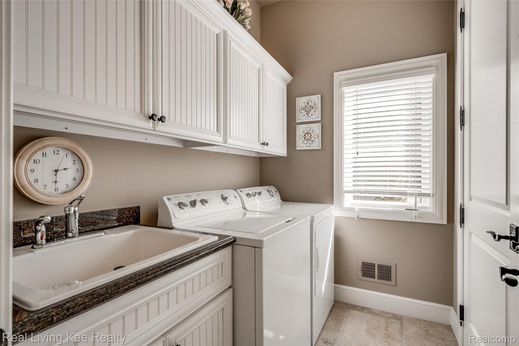 563 Wellington Circle Rochester, MI 48309 - Photo 41 of 68 Interiors (25 of 62).jpg