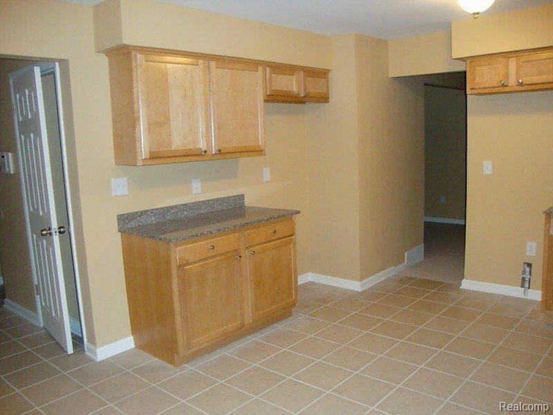 29982 Rambling Road Southfield, MI 48076 - Photo 3 of 13 3