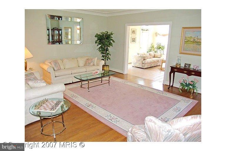 533 Post Oak Road Annapolis, MD 21401 - Photo 8 of 16 Living Room