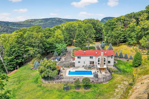an outdoor space with lots of green space and plants