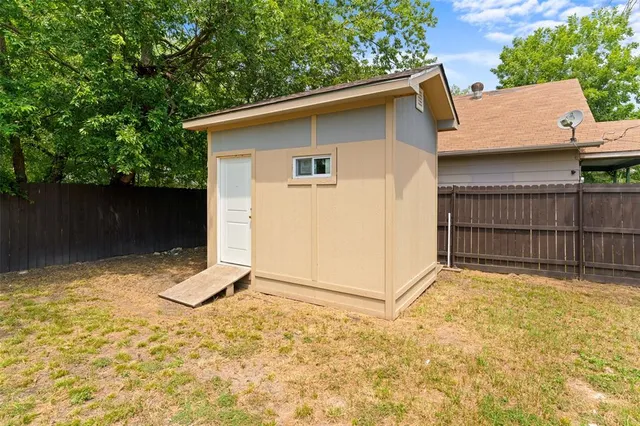 a view of backyard of house