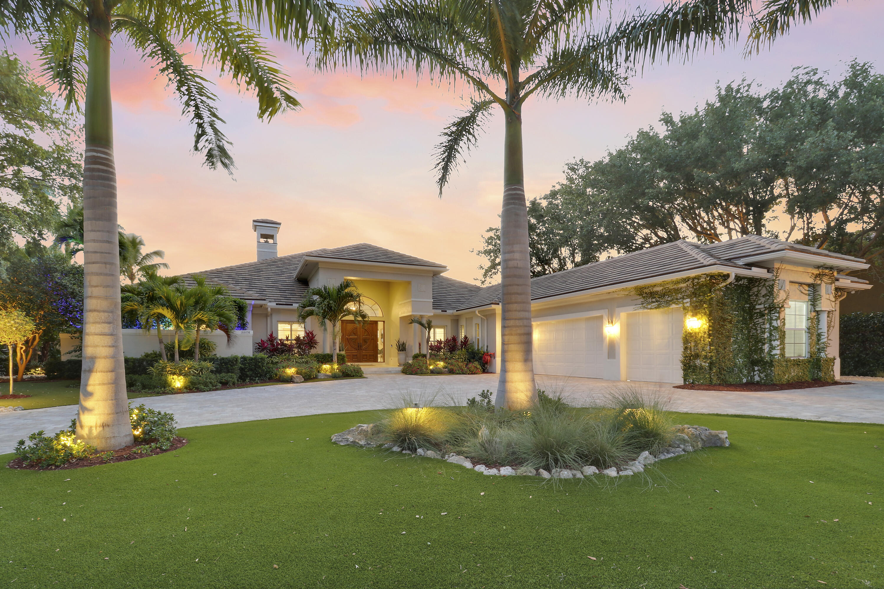 a view of a yard with palm trees