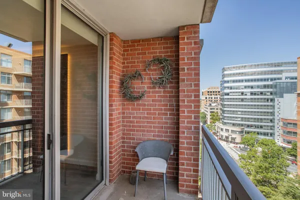 $2,850 | 1020 North Highland Street, Unit 905, Arlington, VA 22201