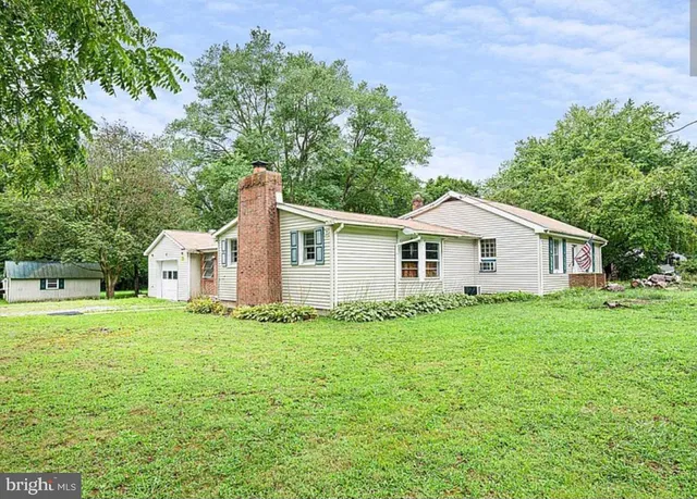 a view of a house with a yard