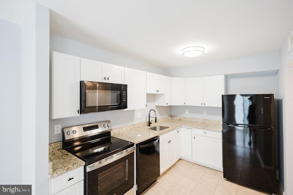 5764 Thunder Hill Road Columbia, MD 21045 - Photo 5 of 16 a kitchen with a refrigerator stove and microwave