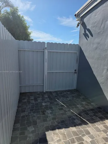 a view of a backyard