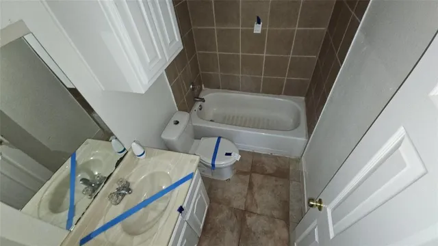 a view of empty room with windows