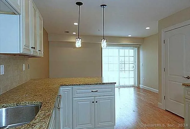 $1,650 | 390 Boston Neck Road, Unit 1J, Suffield, CT 06078