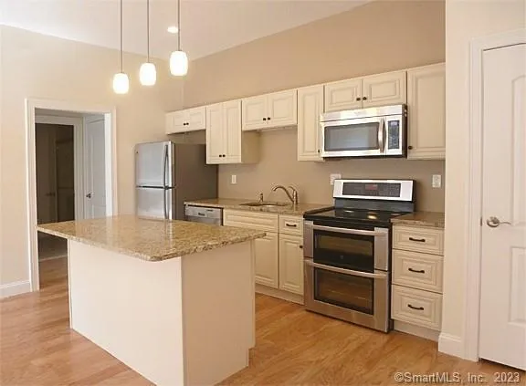 $1,650 | 390 Boston Neck Road, Unit 1J, Suffield, CT 06078