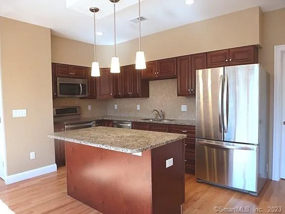 $1,650 | 390 Boston Neck Road, Unit 1J, Suffield, CT 06078