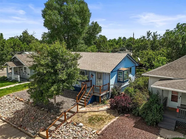 a view of a house with backyard and sitting area