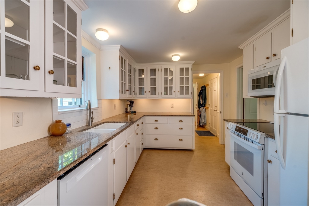18 Plum Tree Road Amherst, MA 01002 - Photo 10 of 38