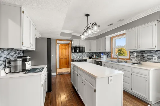 $349,500 | 917 Abbey Pl Boulevard, Fort Wayne, IN 46804