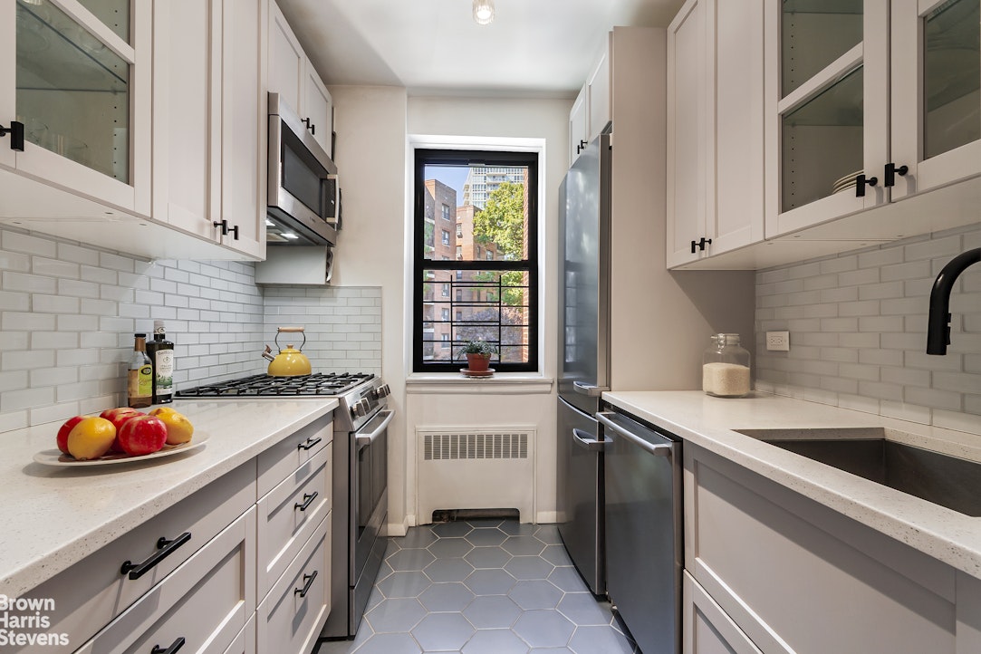 3635 Johnson Avenue, Unit 3N Bronx, NY 10463 - Photo 3 of 10