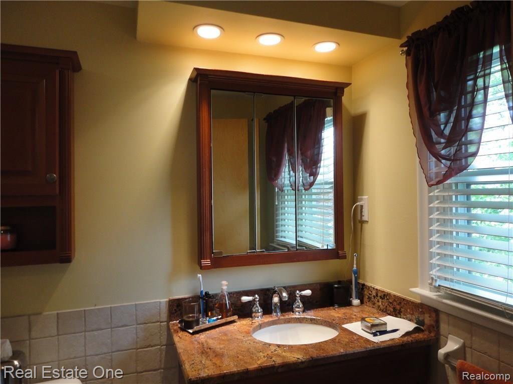 32305 Baintree Road Farmington Hills, MI 48334 - Photo 29 of 53