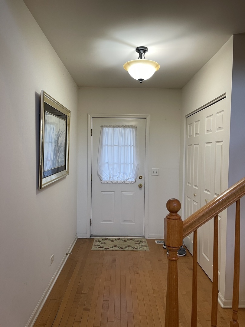918 Oak Ridge Boulevard Elgin, IL 60120 - Photo 2 of 22