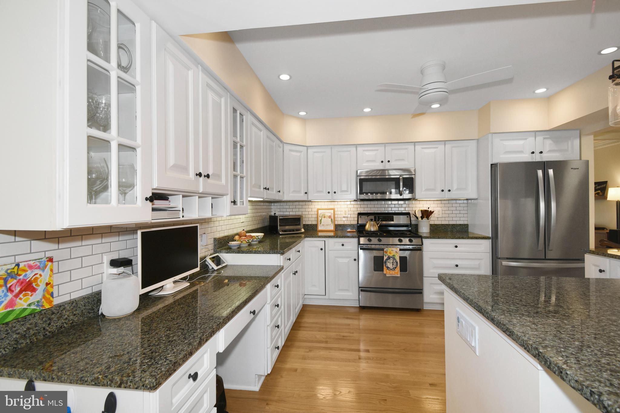 6755 Towne Lane Road McLean, VA 22101 - Photo 10 of 42 Custom built in desk