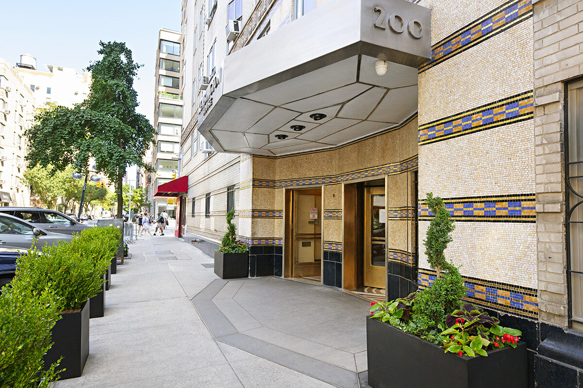 200 West 20th Street, Unit 816 Manhattan, NY 10011 - Photo 7 of 11 a view of a building with a potted plant ana a small yard
