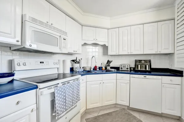 $2,600 | 132 Lakeshore Drive, Unit 317, North Palm Beach, FL 33408