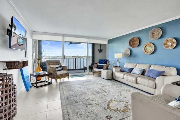 $2,600 | 132 Lakeshore Drive, Unit 317, North Palm Beach, FL 33408