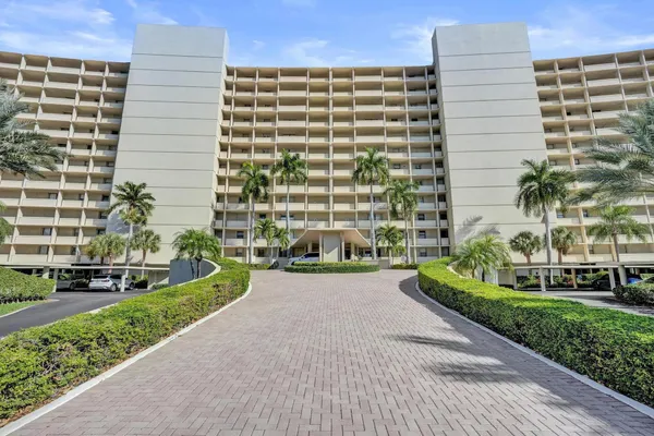 $2,600 | 132 Lakeshore Drive, Unit 317, North Palm Beach, FL 33408