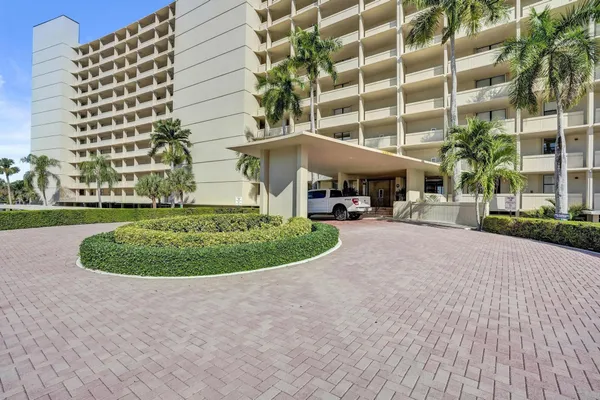 $2,600 | 132 Lakeshore Drive, Unit 317, North Palm Beach, FL 33408