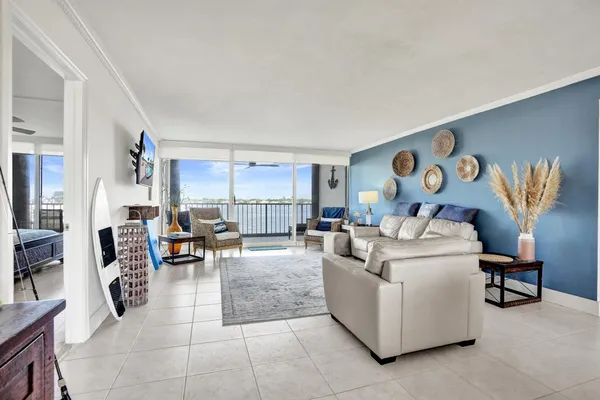 $2,600 | 132 Lakeshore Drive, Unit 317, North Palm Beach, FL 33408