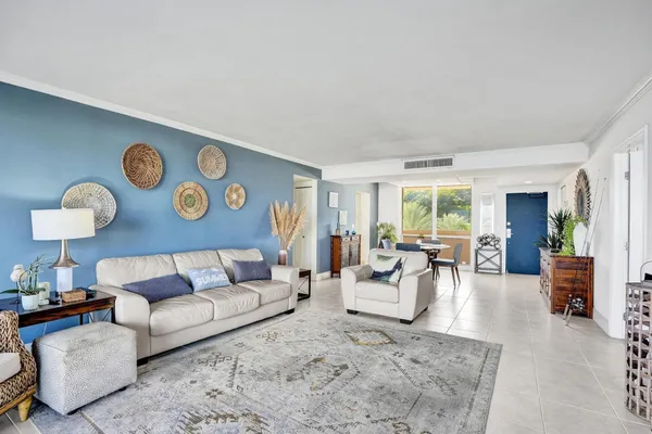 $2,600 | 132 Lakeshore Drive, Unit 317, North Palm Beach, FL 33408