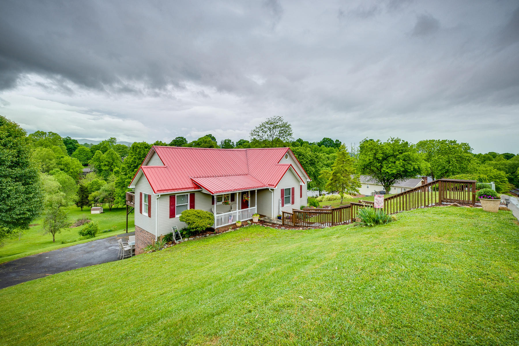 350 Huckleberry Road Bluff City, TN 37618 - Photo 4 of 47 004