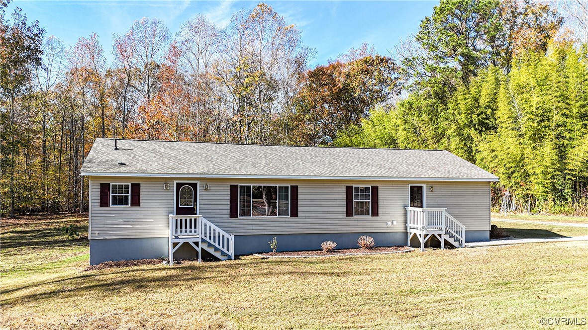 219 Barlow Road Williamsburg, VA 23188 - Photo 6 of 50 a house view with a sitting space and garden