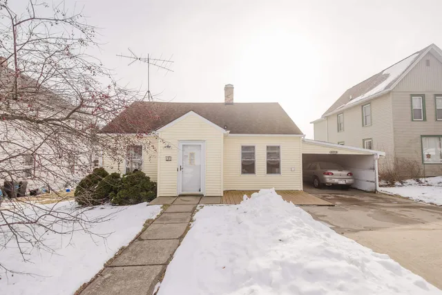 $179,900 | 327 West Merrimac Street, Dodgeville, WI 53533