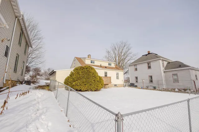 $179,900 | 327 West Merrimac Street, Dodgeville, WI 53533