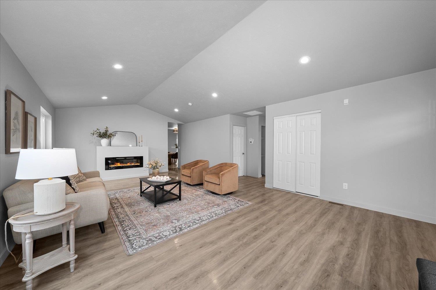 820 East Crown Avenue Spokane, WA 99207 - Photo 7 of 40