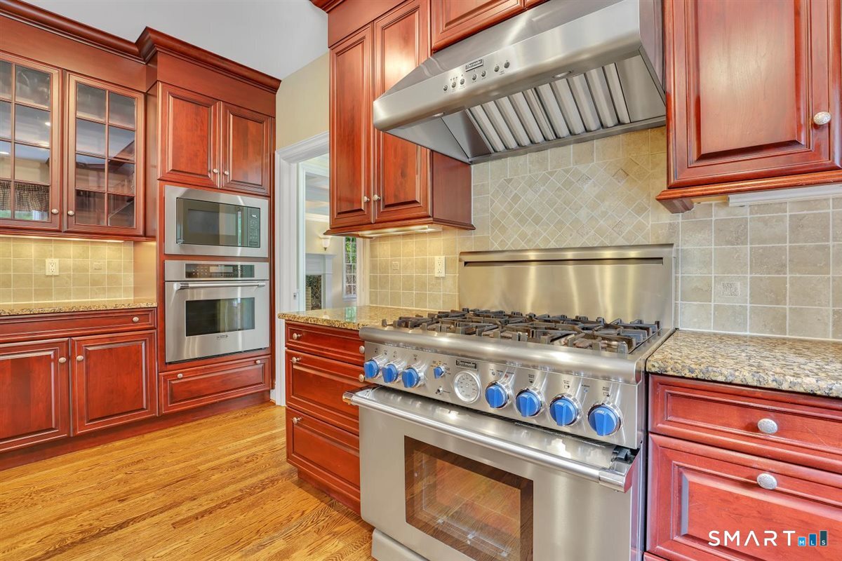 24 Red Fox Run Canton, CT 06019 - Photo 8 of 40 High end appliances, including gas cooking
