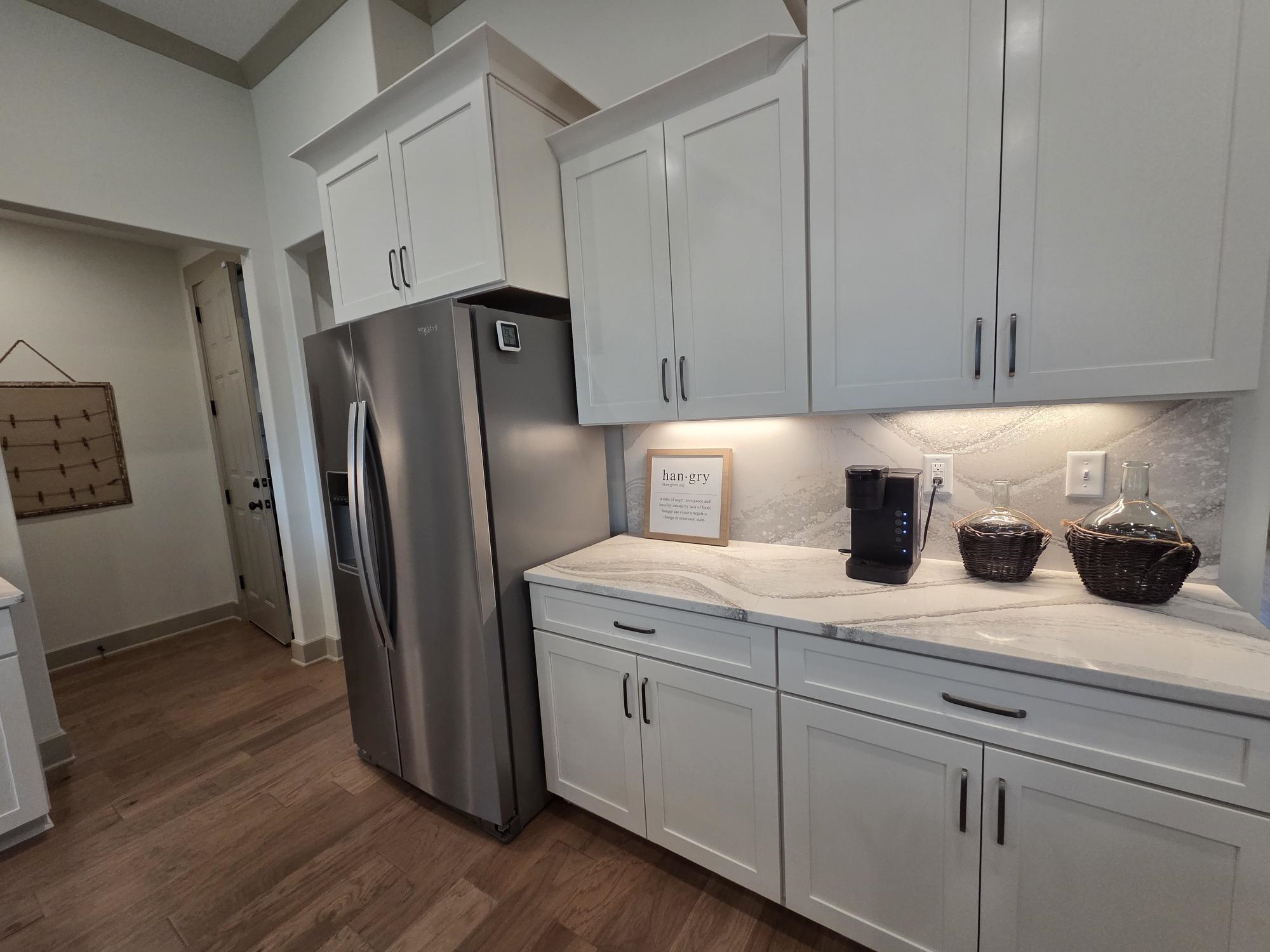 657 Mount Laurel Drive Collierville, TN 38017 - Photo 9 of 40 a kitchen with appliances and cabinets