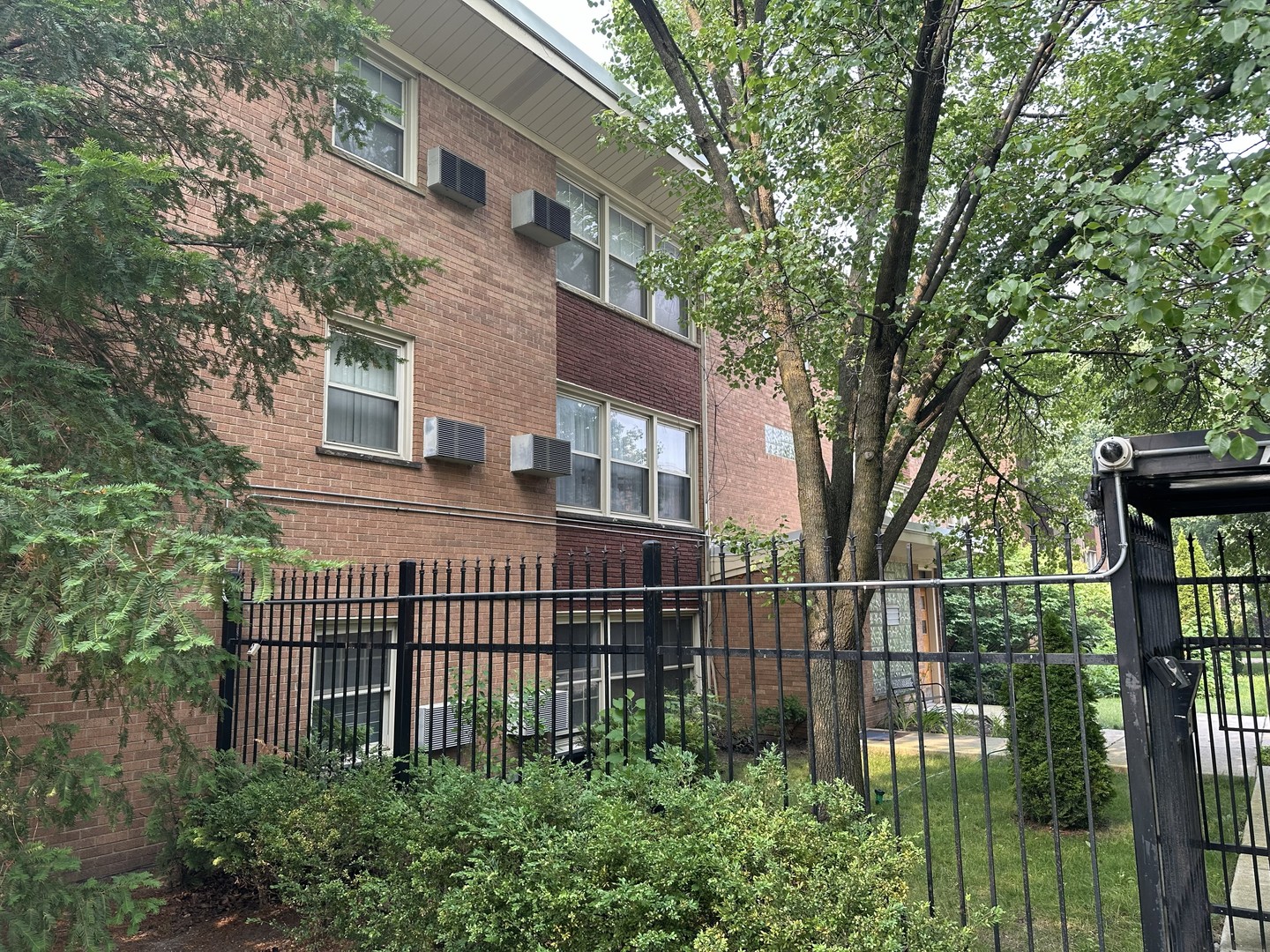 7526 North Ridge Boulevard, Unit 3W Chicago, IL 60645 - Photo 1 of 11