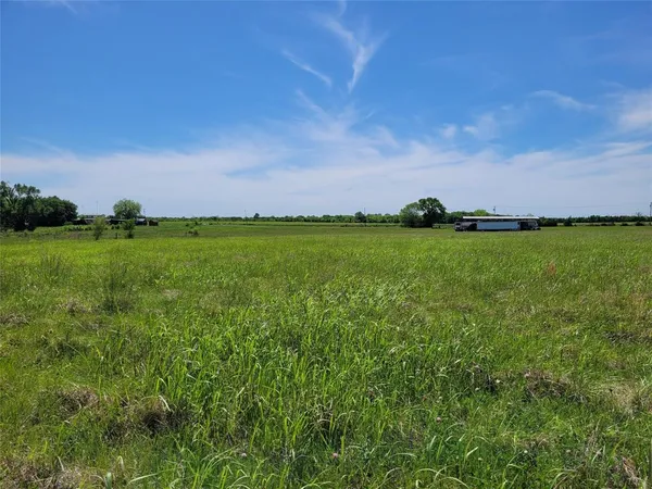 a view of a big yard with a big yard and mountain view