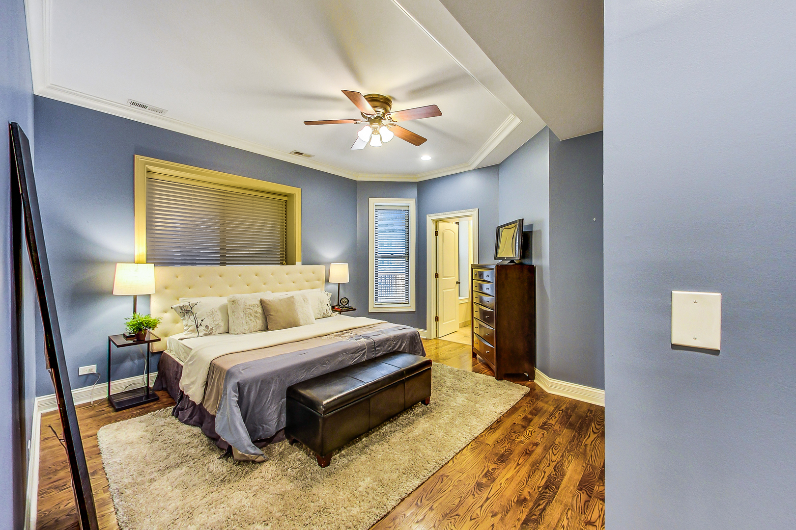 5219 North Winthrop Avenue, Unit 2N Chicago, IL 60640 - Photo 17 of 32 a bedroom with a bed and a chandelier