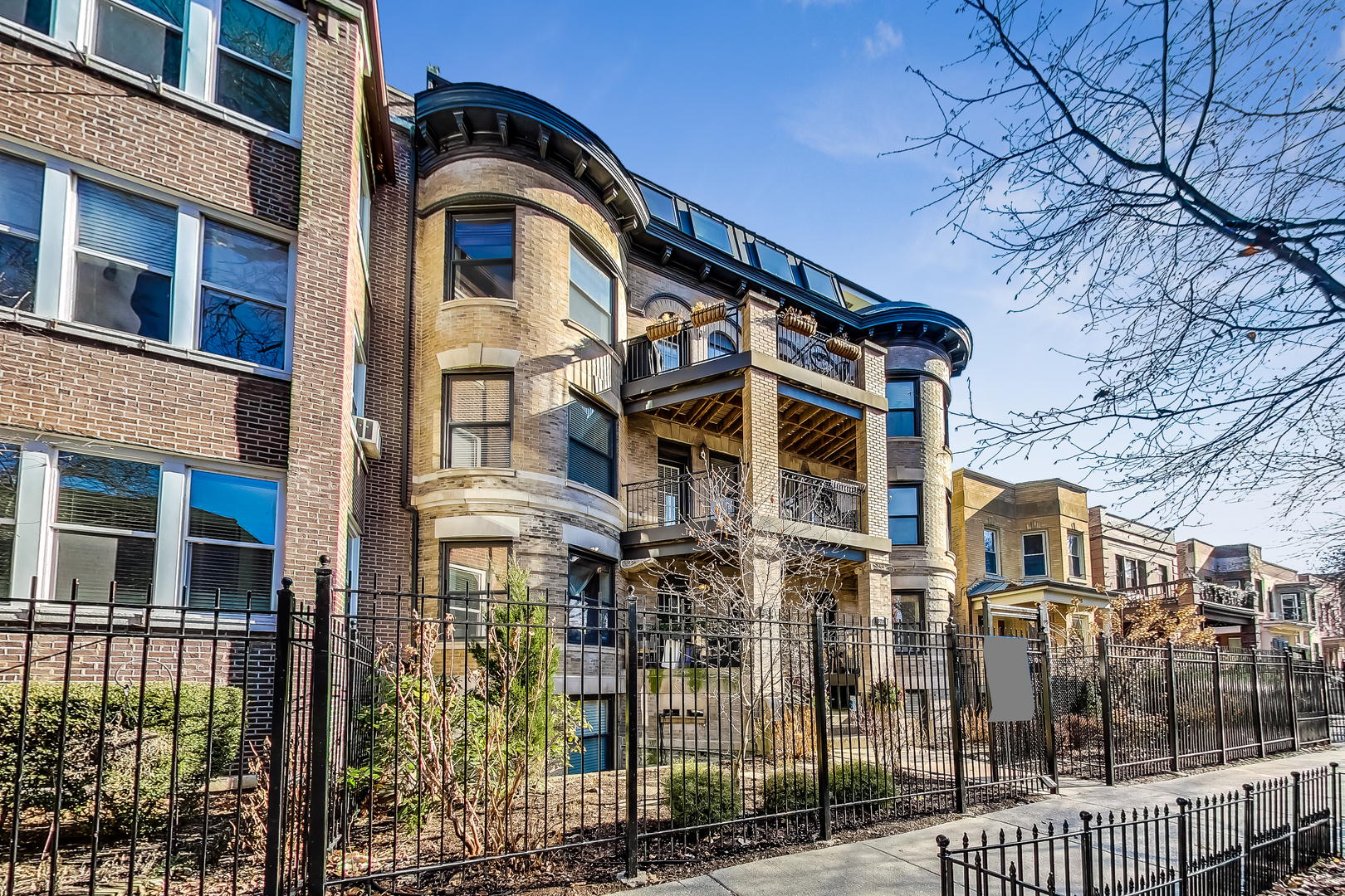 5219 North Winthrop Avenue, Unit 2N Chicago, IL 60640 - Photo 2 of 32 a front view of a residential apartment building with a yard