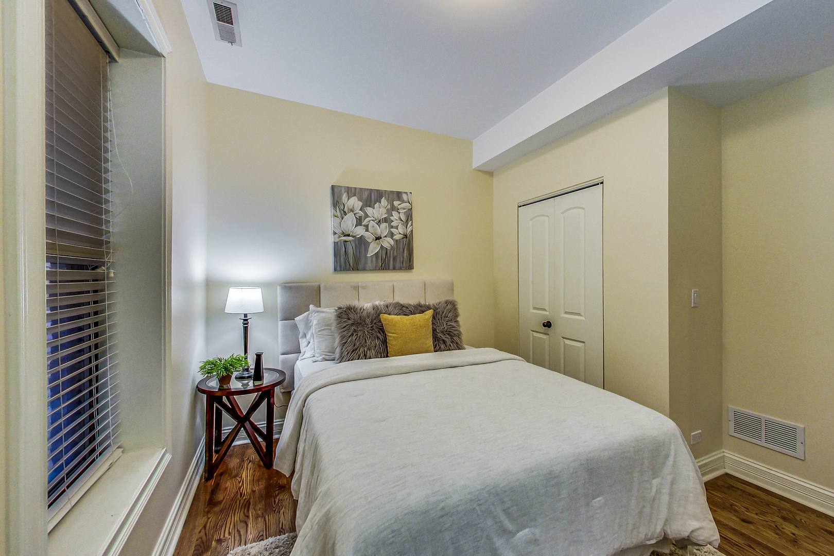 5219 North Winthrop Avenue, Unit 2N Chicago, IL 60640 - Photo 24 of 32 a bed room with a bed and a painting on the wall