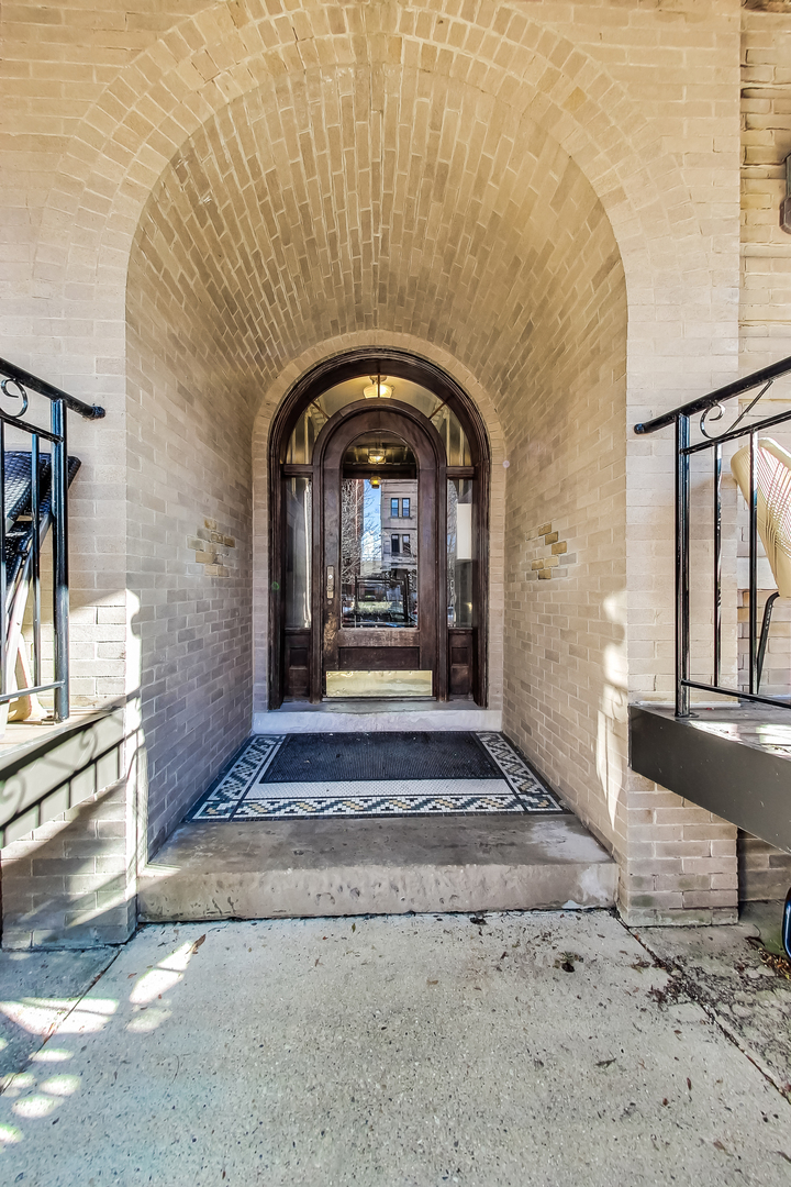5219 North Winthrop Avenue, Unit 2N Chicago, IL 60640 - Photo 4 of 32 a front view of a house with a porch