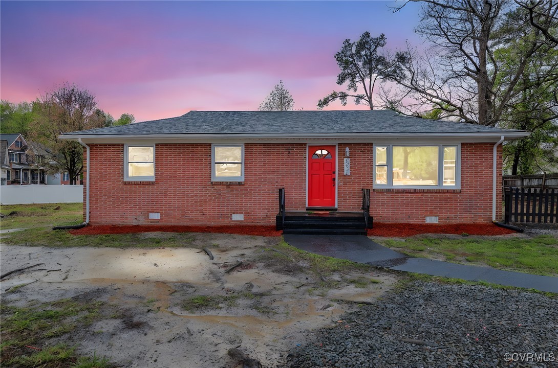 a view of a house with backyard and trees