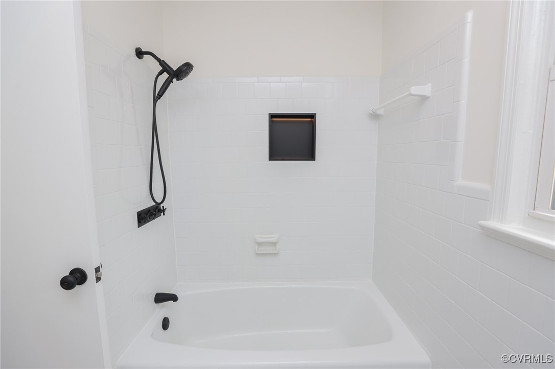 6626 Willson Road Henrico, VA 23231 - Photo 28 of 43 a bathroom with a bath tub with a shower